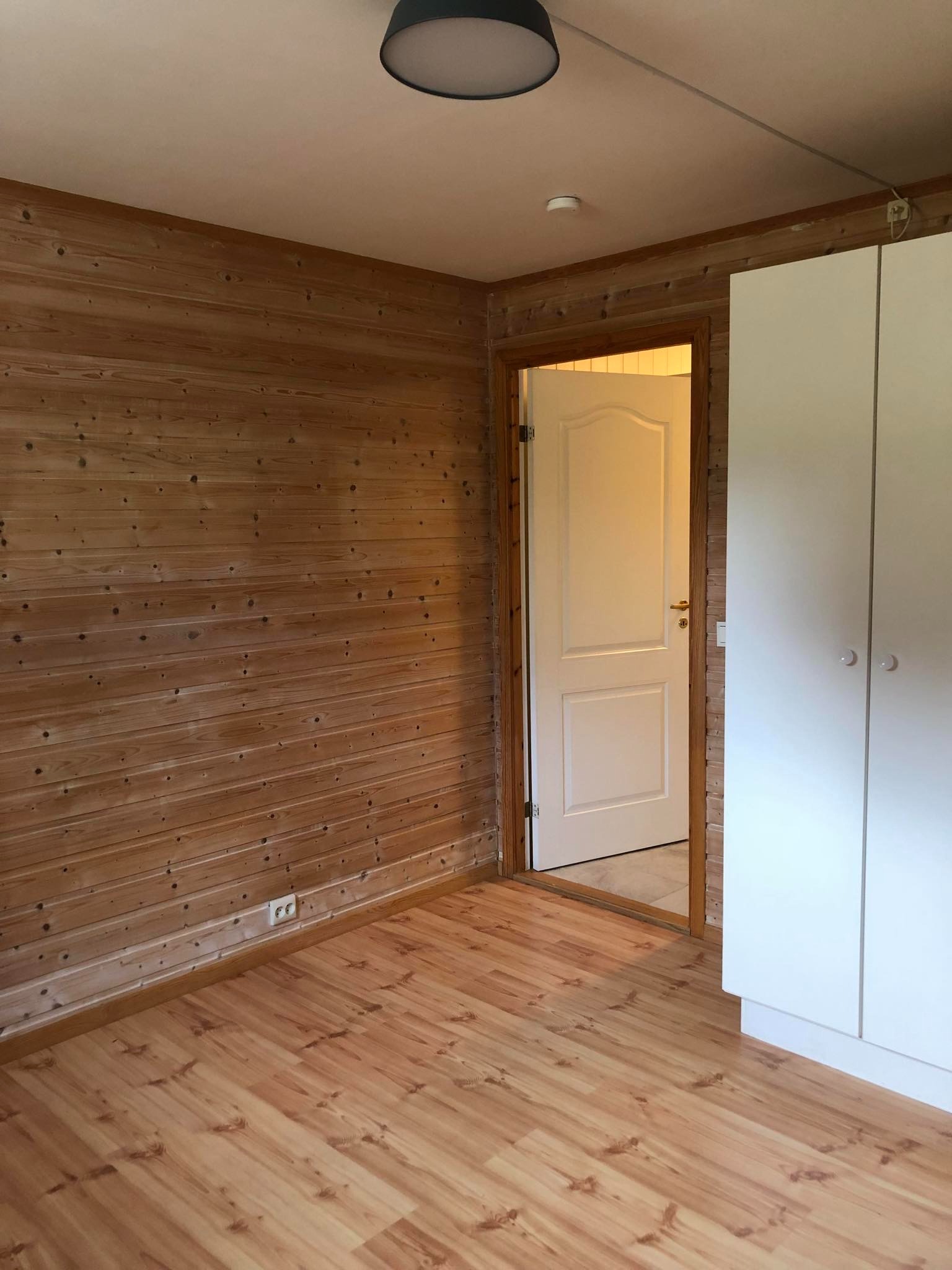 Hovedsoverom med inngang fra kjøkkenet